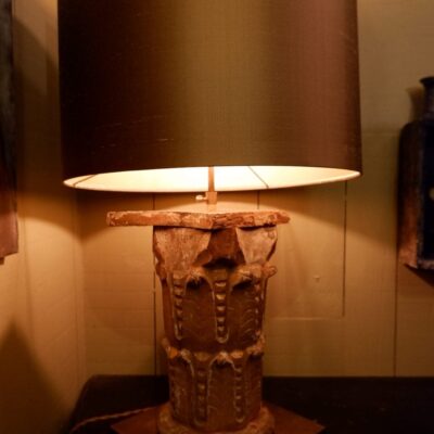 Une lampe chapiteau ancien en bois doré + abat-jour en soie mordorée