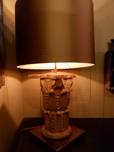 Une lampe chapiteau ancien en bois doré + abat-jour en soie mordorée