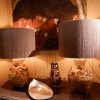 Paire de lampes en céramique "vanneries aux crustacés" + abat-jours soie cylindre – Image 5