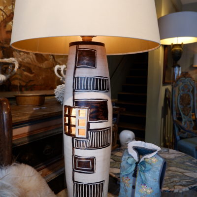 Large openwork ceramic table lamp with geometric design + beige cotton insert ca.1960