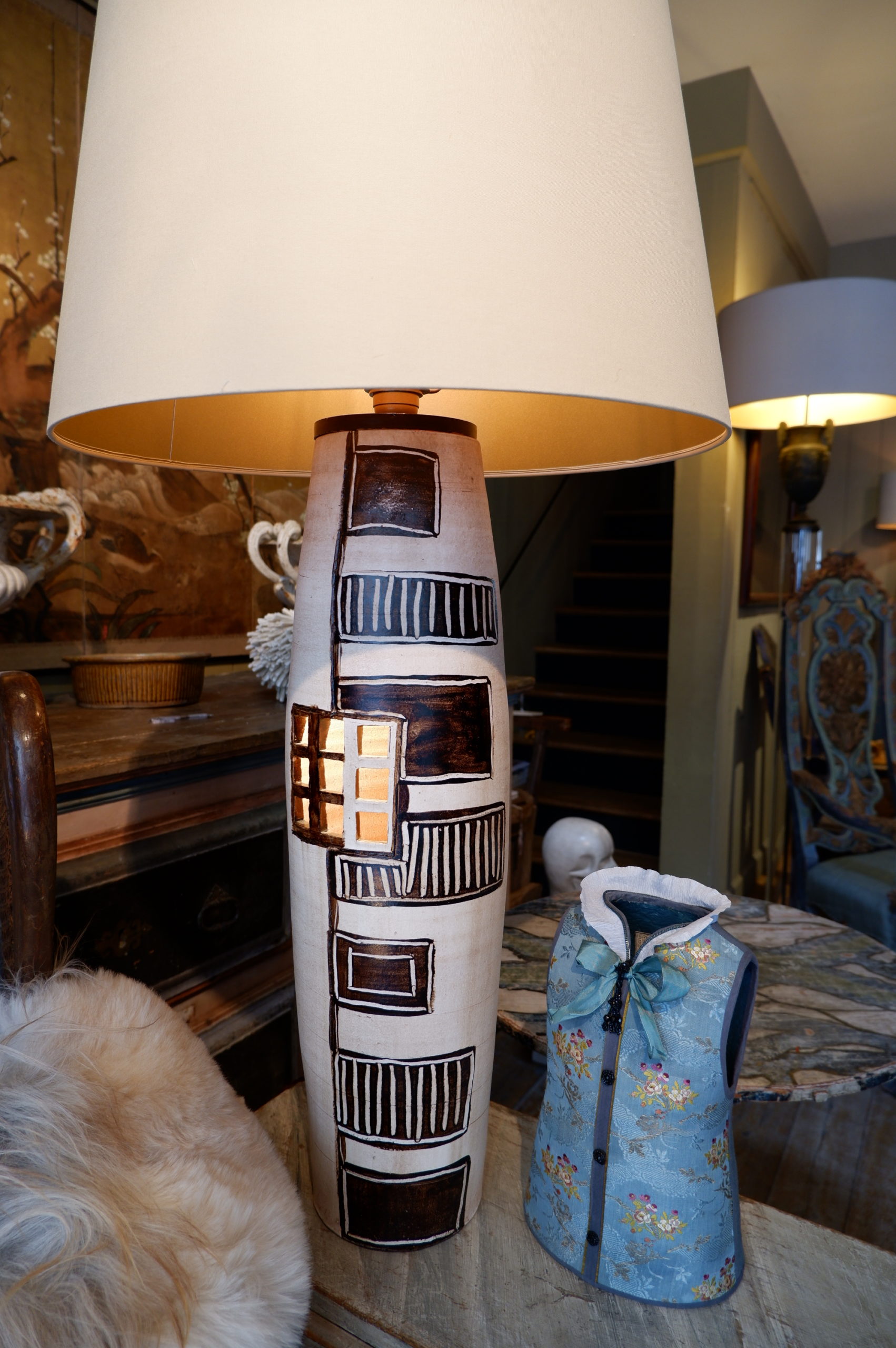 Grande lampe à poser en céramique ajourée décor géométrique + a/j