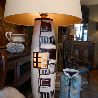 Grande lampe à poser en céramique ajourée décor géométrique + a/j en coton beige ca.1960