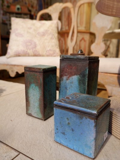 Ensemble de 3 boites en céramique émaillée “Raku vert de gris”  par D.Leonette