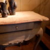 Table d'appoint baroque en bois sculpté avec un tiroir patine beige ca.1800 – Image 4