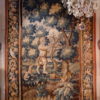 Grande tapisserie en laine polychrome "jardinier & son chien dans une verdure " d'époque fin XVIIe