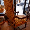 Paire de grands fauteuils en chêne sculpté bras à volutes et tissu flammé style Louis XIII – Image 12