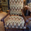 Paire de grands fauteuils en chêne sculpté bras à volutes et tissu flammé style Louis XIII – Image 13