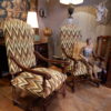 Paire de grands fauteuils en chêne sculpté bras à volutes et tissu flammé style Louis XIII – Image 7