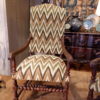 Paire de grands fauteuils en chêne sculpté bras à volutes et tissu flammé style Louis XIII – Image 11