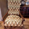 Paire de grands fauteuils en chêne sculpté bras à volutes et tissu flammé style Louis XIII – Image 9