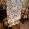 Paire de grands fauteuils en chêne sculpté bras à volutes et tissu flammé style Louis XIII – Image 8