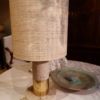 Paire de lampes en travertin strié et laiton abat-jours en paille ca.1960