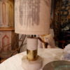 Paire de lampes en travertin strié et laiton abat-jours en paille ca.1960 – Image 3