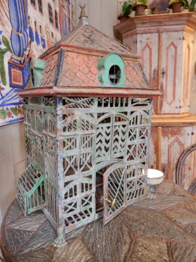 Cage en fer peint en forme de maison époque fin XIXE –