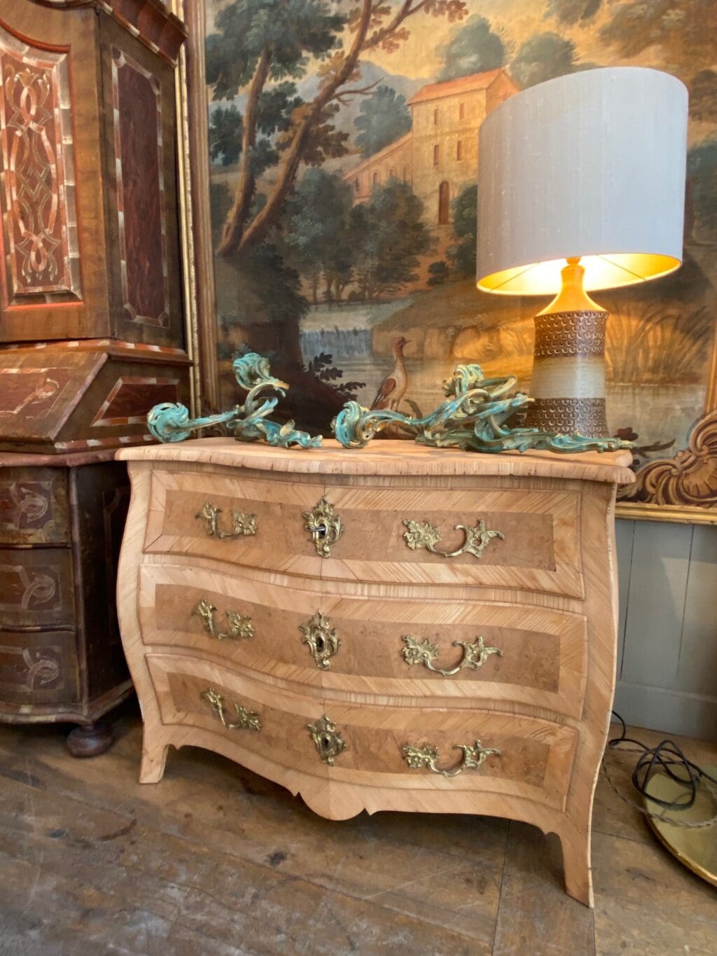 Commode bombée en loupe d'Orme naturelle & ses bronzes d'origine - Suède ca.1800 – Image 2