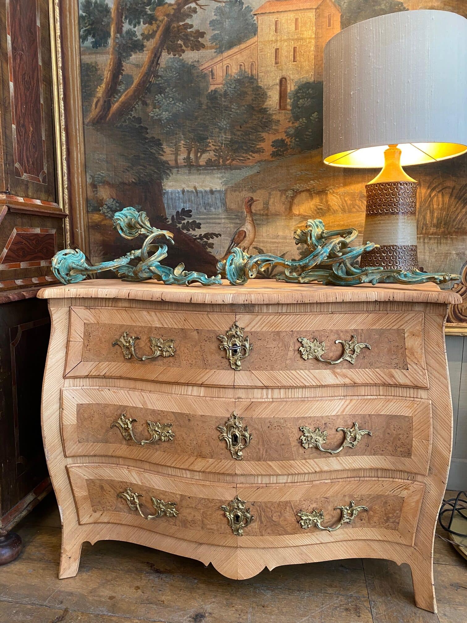 Commode bombée en loupe d’Orme naturelle &amp; ses bronzes d’origine – Suède ca.1800