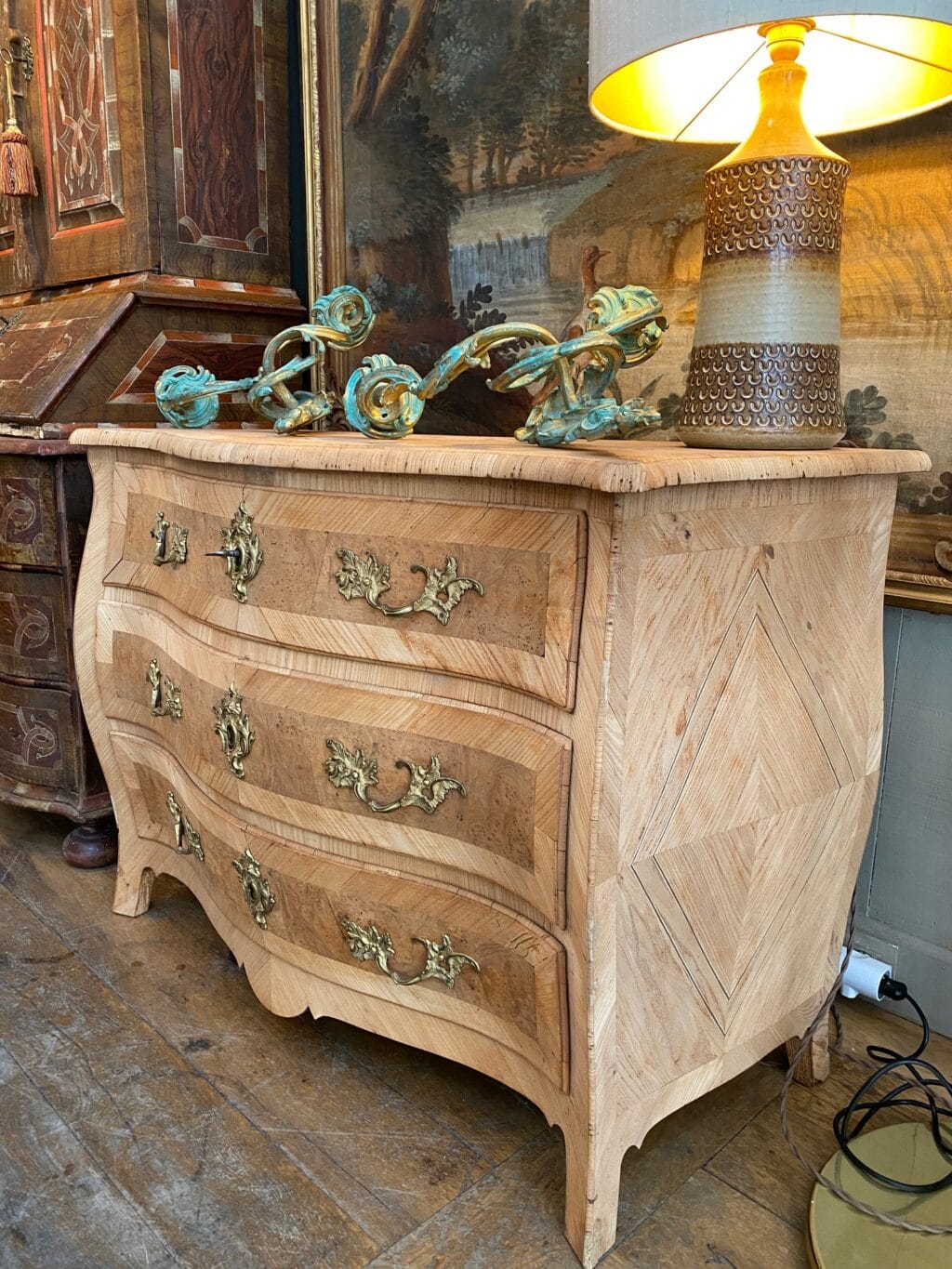 Commode bombée en loupe d'Orme naturelle & ses bronzes d'origine - Suède ca.1800 – Image 3