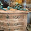 Commode bombée en loupe d'Orme naturelle & ses bronzes d'origine - Suède ca.1800 – Image 4