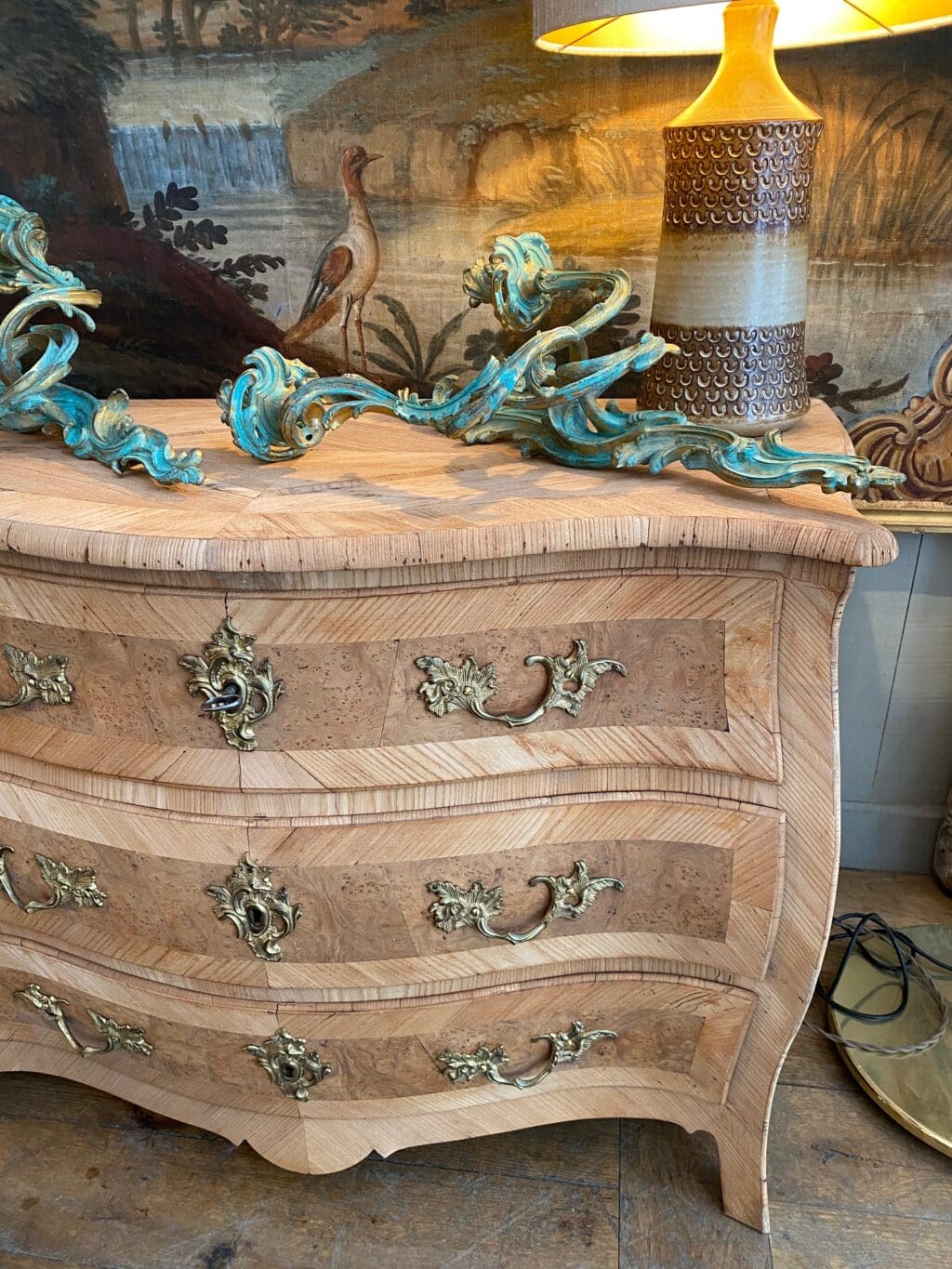 Commode bombée en loupe d'Orme naturelle & ses bronzes d'origine - Suède ca.1800 – Image 4