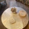 Grande table basse ronde "inclusions de pierres claires & pièces de laiton"par Paul Kingma datée 1987