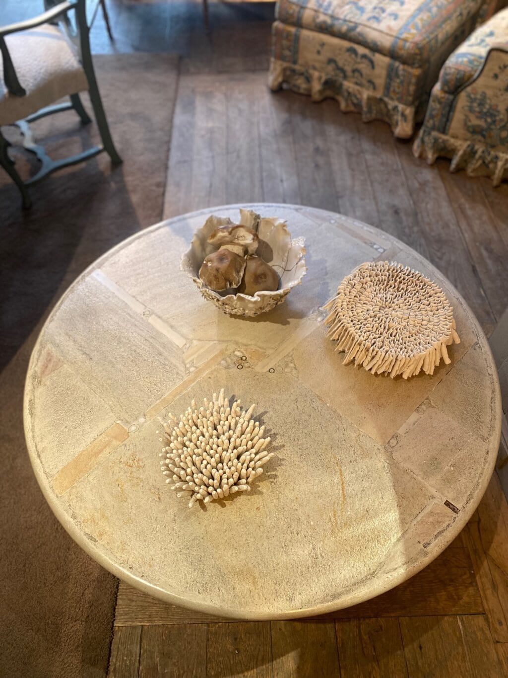 Grande table basse ronde "inclusions de pierres claires & pièces de laiton"par Paul Kingma datée 1987