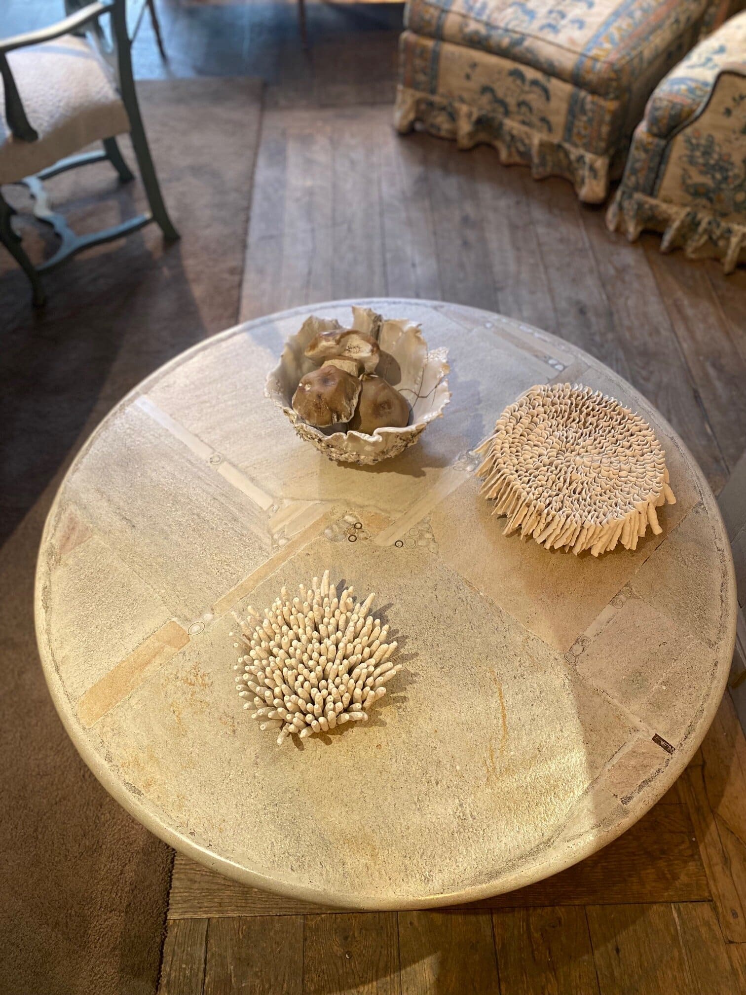Grande table basse ronde “inclusions de pierres claires & pièces de laiton”par Paul Kingma datée 1987