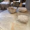 Grande table basse ronde "inclusions de pierres claires & pièces de laiton"par Paul Kingma datée 1987 – Image 7