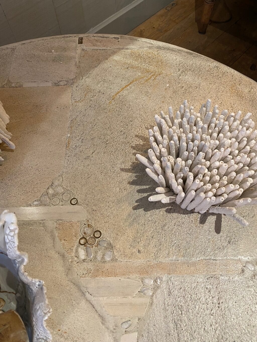 Grande table basse ronde "inclusions de pierres claires & pièces de laiton"par Paul Kingma datée 1987 – Image 3