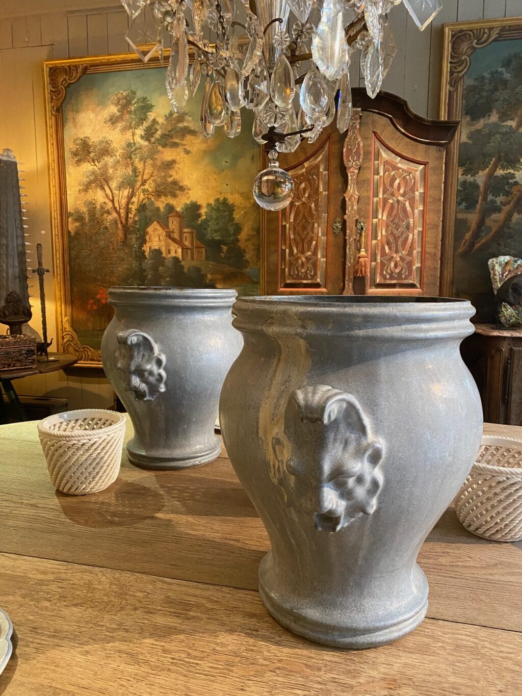 Paire de cache-pots en fonte émaillée de Rouen anses tête de lion - bleu pâle fin XIXe - – Image 6