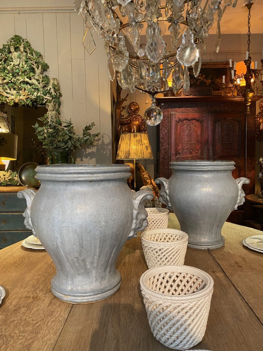 Paire de cache-pots en fonte émaillée de Rouen anses tête de lion - bleu pâle fin XIXe - – Image 7