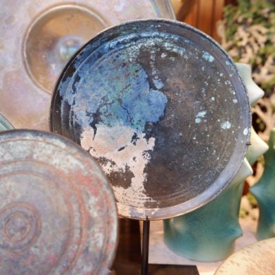 Collection de Miroirs Khmers en bronze oxydé sur socle en métal XIIe