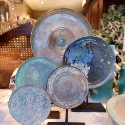 Collection de Miroirs Khmers en bronze oxydé sur socle en métal XIIe