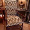 Paire de grands fauteuils en chêne sculpté bras à volutes et tissu flammé style Louis XIII – Image 6