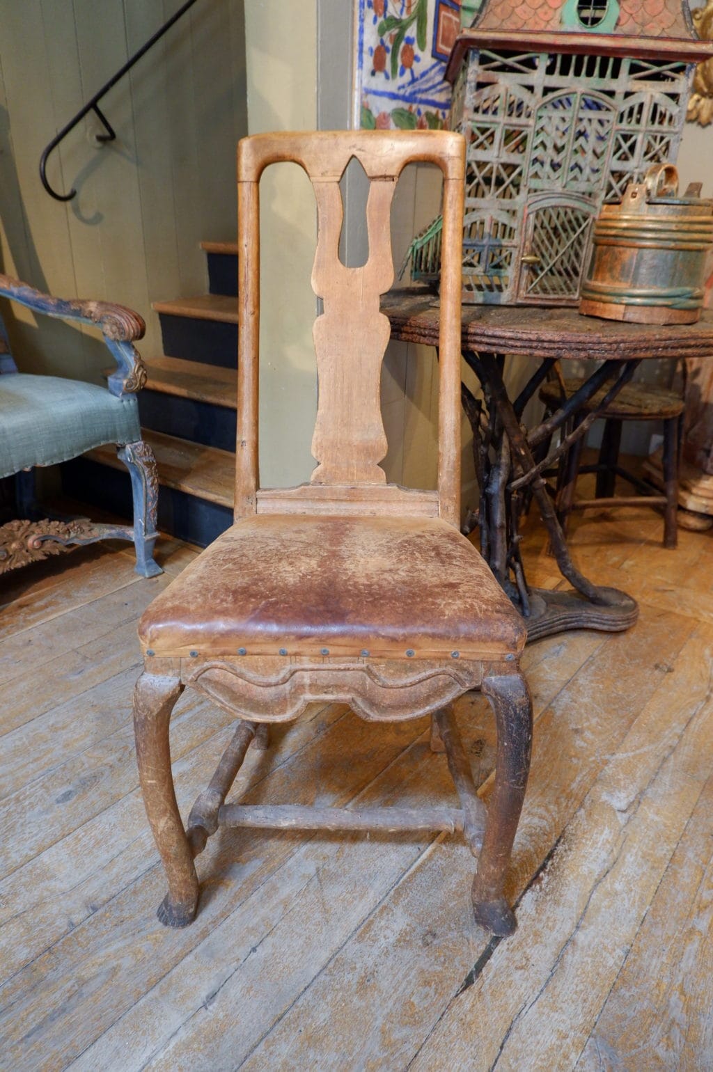 Chaise baroque suédoise en bois naturel & assise cuir ca.1800 – Image 2