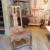 Chaise baroque suédoise en bois naturel & assise cuir ca.1800