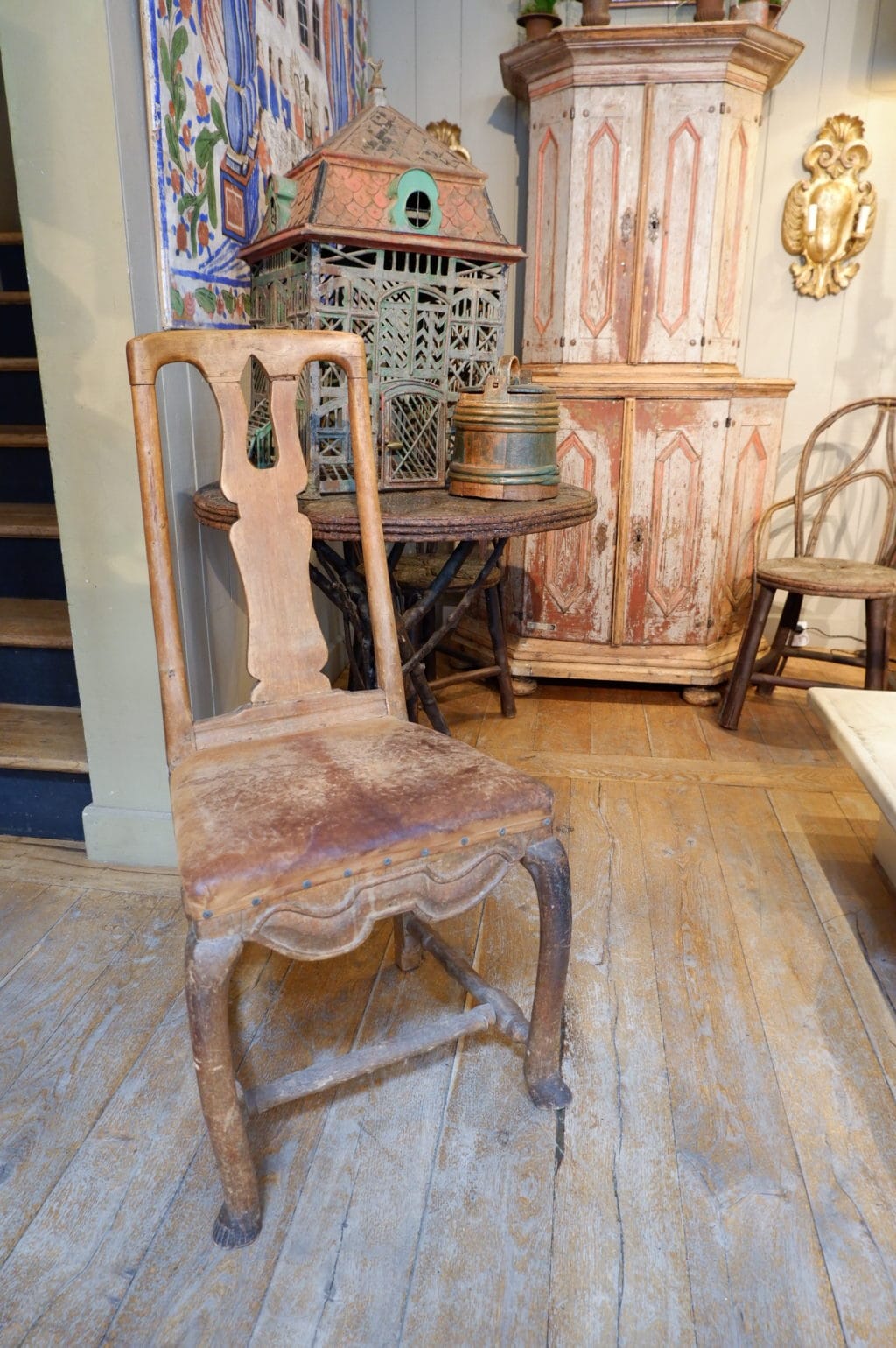 Chaise baroque suédoise en bois naturel & assise cuir ca.1800