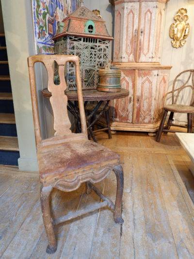 Chaise baroque suédoise en bois naturel & assise cuir ca.1800