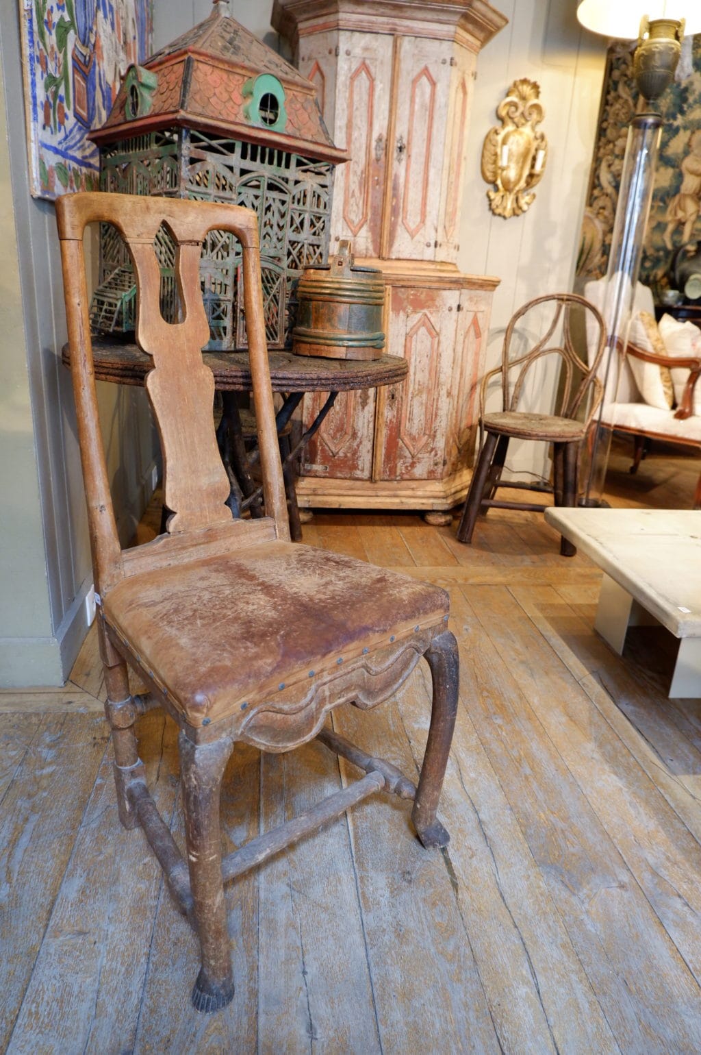 Chaise baroque suédoise en bois naturel & assise cuir ca.1800 – Image 3