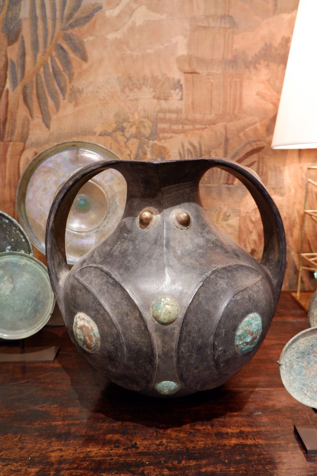 Grand vase rituel Dynastie Han - en terre cuite noire & cabochons en bronze oxydé - IIe av JC