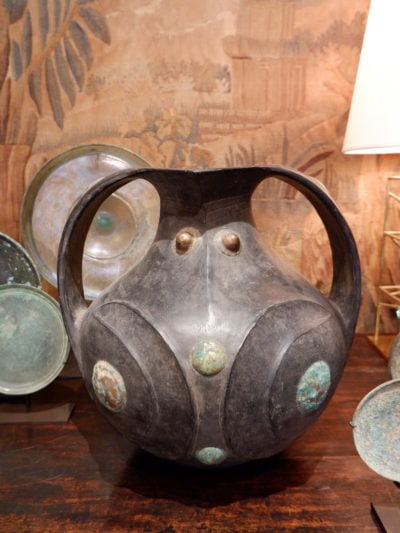 Grand vase rituel Dynastie Han – en terre cuite noire & cabochons en bronze oxydé – IIe av JC