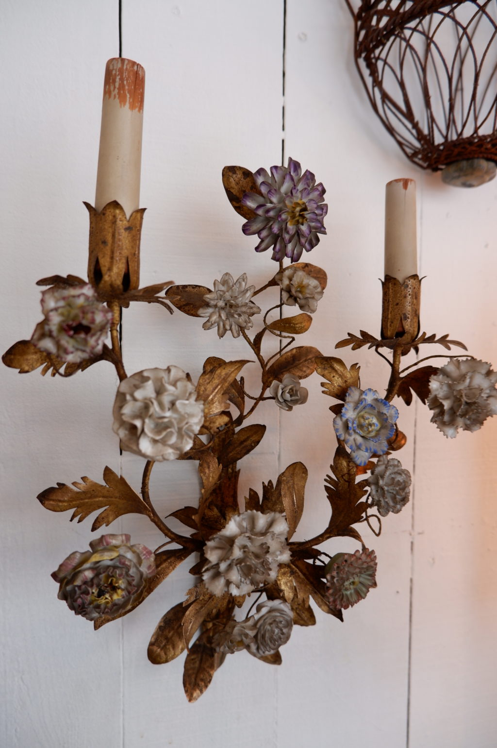 Pair of Italian sconces in gilded sheet metal and colored porcelain flowers ca.1780 - Image 3