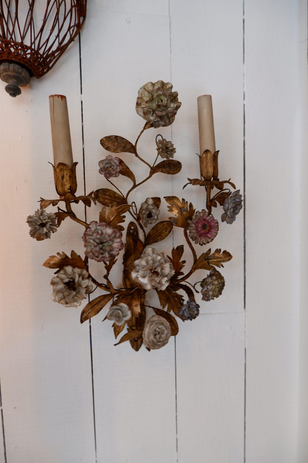 Pair of Italian sconces in gilded sheet metal and colored porcelain flowers ca.1780 - Image 4