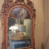 Grand miroir en bois sculpté fronton vase et feuilles d'acanthes patine feuille d'argent fin XIXe – Image 3