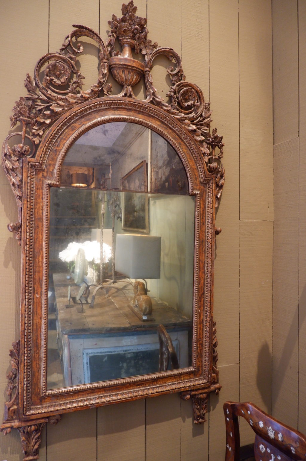 Grand miroir en bois sculpté fronton vase et feuilles d'acanthes patine feuille d'argent fin XIXe – Image 3