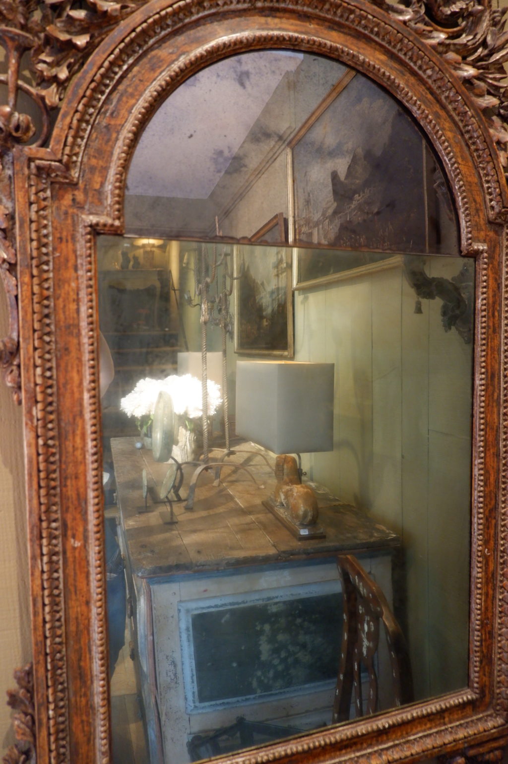 Grand miroir en bois sculpté fronton vase et feuilles d'acanthes patine feuille d'argent fin XIXe – Image 4