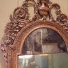 Grand miroir en bois sculpté fronton vase et feuilles d'acanthes patine feuille d'argent fin XIXe – Image 6