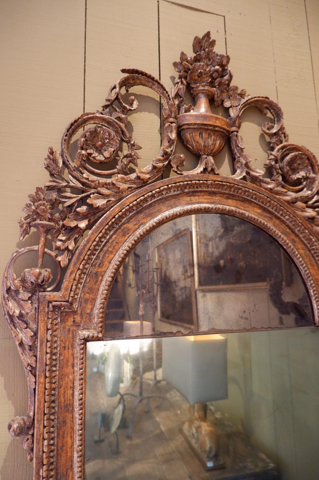 Grand miroir en bois sculpté fronton vase et feuilles d'acanthes patine feuille d'argent fin XIXe – Image 6