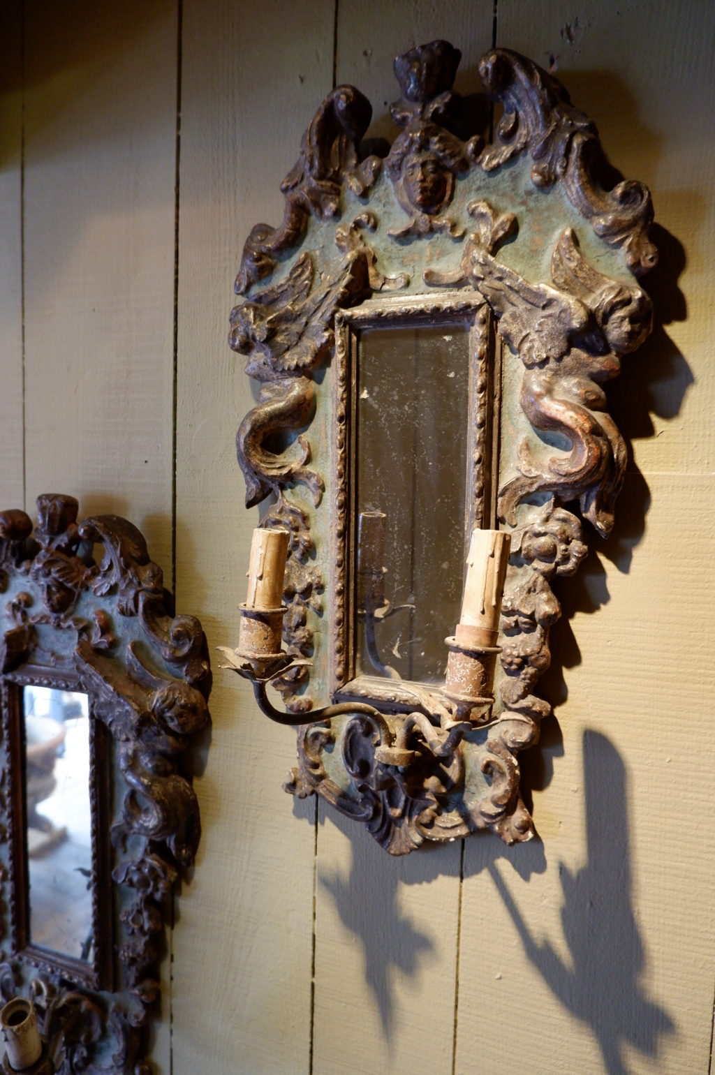 Paire d'appliques miroir en bois sculpté et doré patine vert céladon - Provence XVIIIe – Image 2