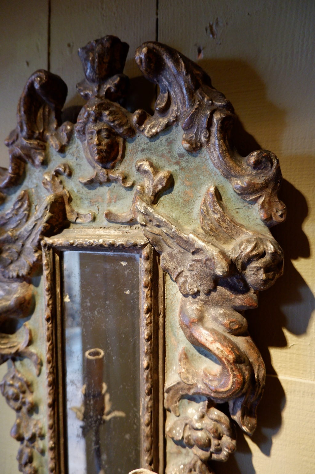 Paire d'appliques miroir en bois sculpté et doré patine vert céladon - Provence XVIIIe