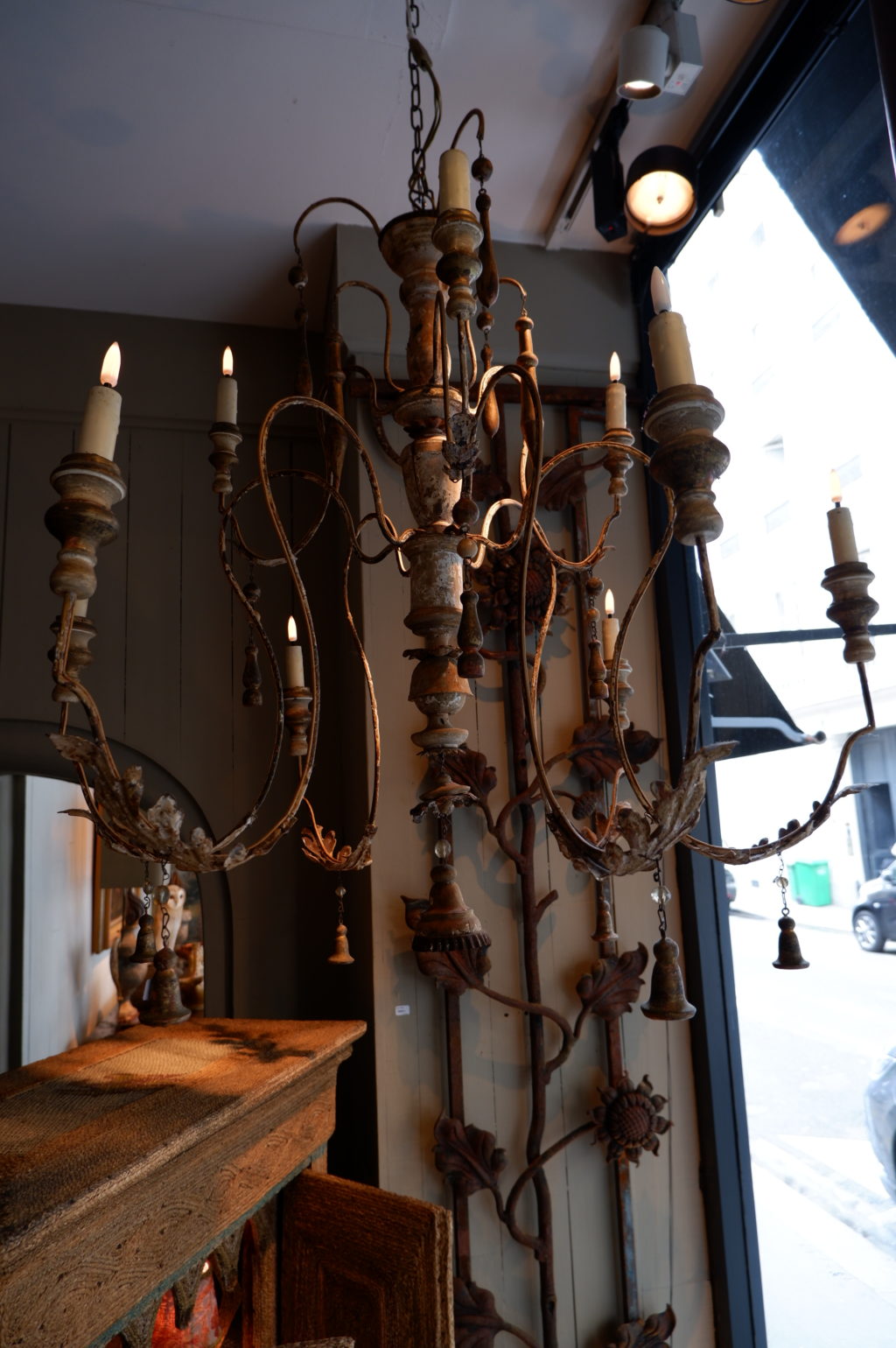 Very large metal leaf chandelier with carved wooden bobèches ca.1800 - Image 3